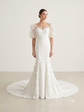 Elegant Light Ivory Bridal Gown with Puff Sleeves
